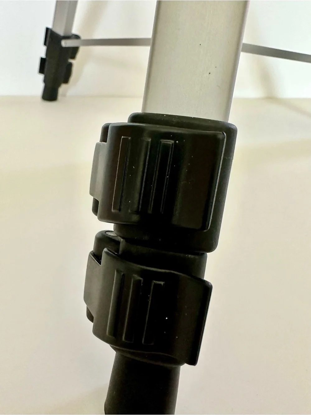 Dynex DX-NW080 Tripod w/case
